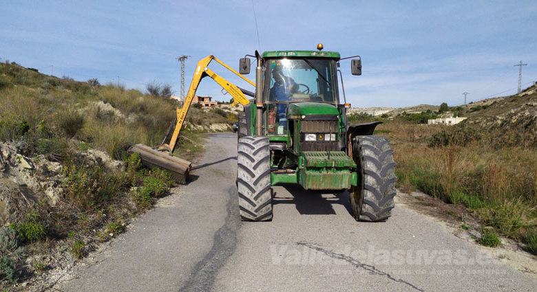 Actuación de limpieza de caminos rurales en Aspe